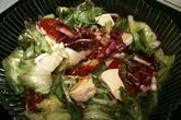 Салат с вялеными помидорами и мягким сыром
