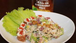 Салат с яично-творожными рулетиками