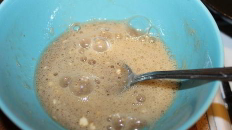 салат с яично-творожными рулетиками