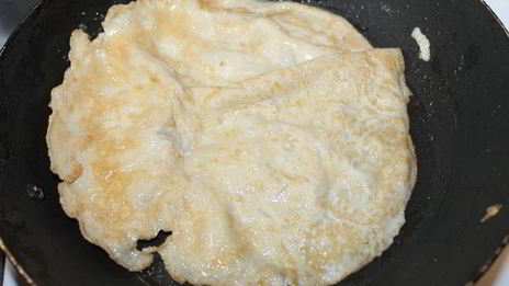 салат с яично-творожными рулетиками