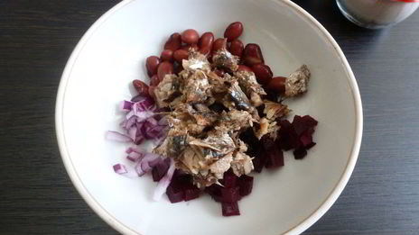 салат со шпротами и фасолью