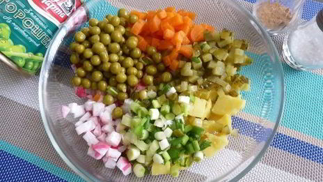 салат со шпротами и горчичной заправкой