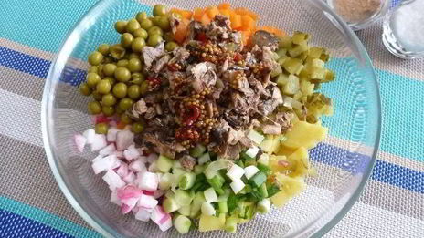 салат со шпротами и горчичной заправкой