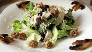 Грибной взрыв — салат Цезарь по-русски