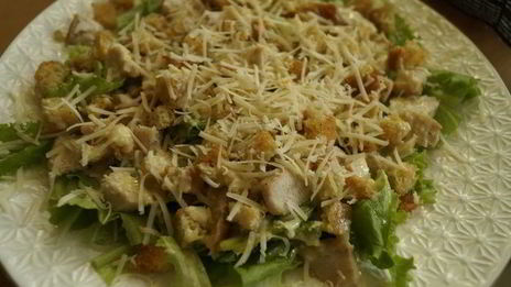 классический салат цезарь с одноименным соусом