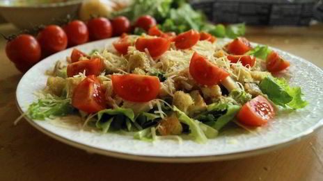 классический салат цезарь с одноименным соусом