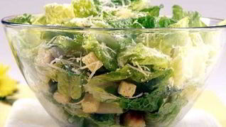 Нежный салат Цезарь с сухариками, чесноком и курицей