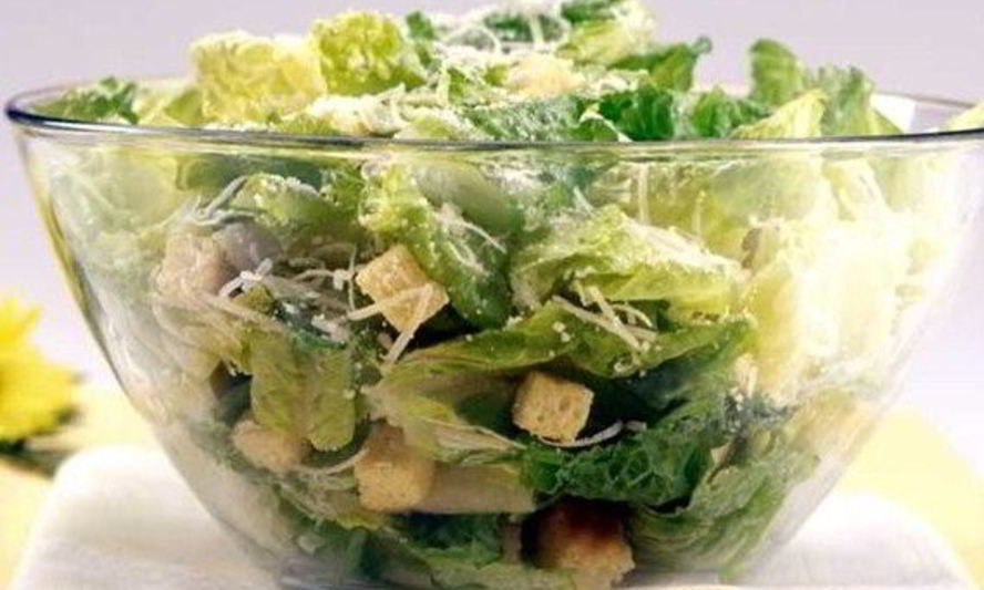 Рецепт нежный салат цезарь с сухариками, чесноком и курицей