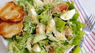 Салат Цезарь с авокадо