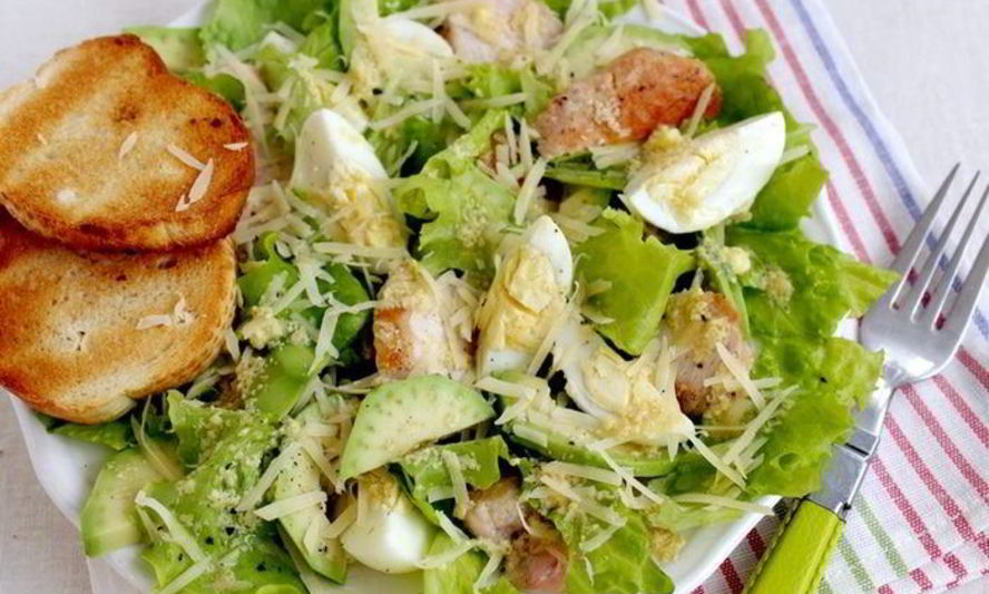 Рецепт салат цезарь с авокадо