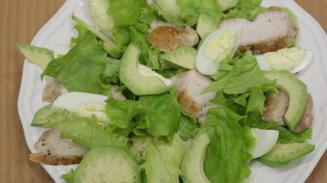 салат цезарь с авокадо