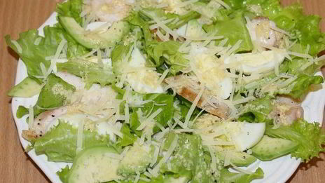 салат цезарь с авокадо