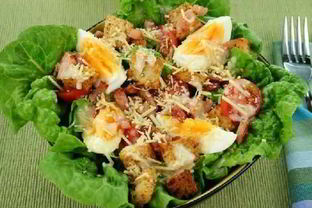 Салат цезарь с беконом и яйцом