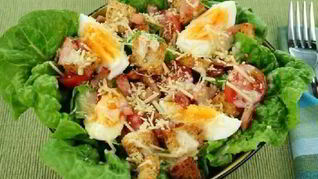 Салат цезарь с беконом и яйцом