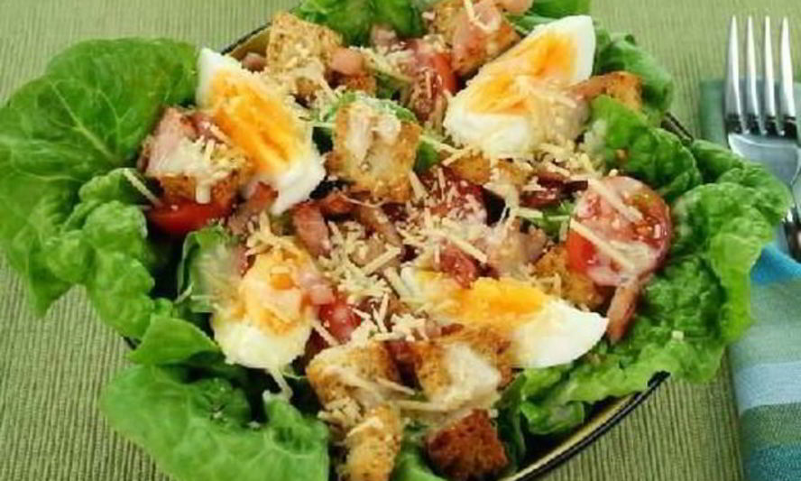 Рецепт салата цезарь с беконом и яйцом
