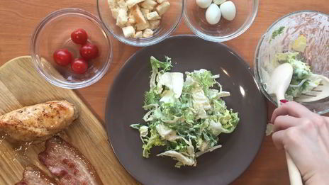 салат цезарь с беконом