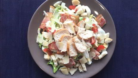 салат цезарь с беконом