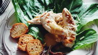 Салат Цезарь с чесночными гренками и салатом ромэн