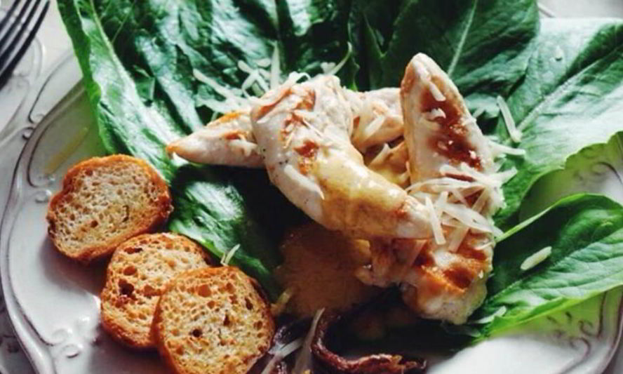 Рецепт салат цезарь с чесночными гренками и салатом ромэн