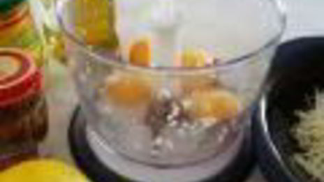 салат цезарь с чесночными гренками и салатом ромэн