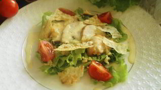 Салат Цезарь с чипсами из лаваша