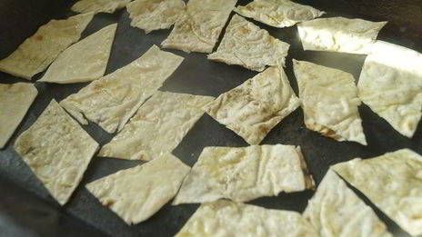 салат цезарь с чипсами из лаваша