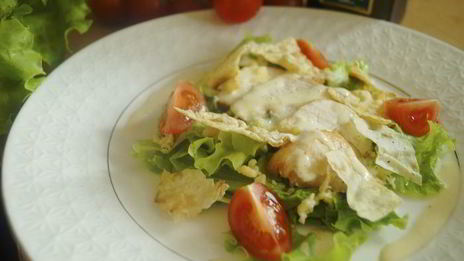 салат цезарь с чипсами из лаваша