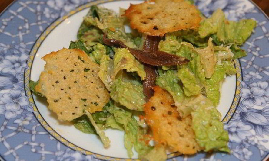 Рецепт салат цезарь с чипсами из пармезана