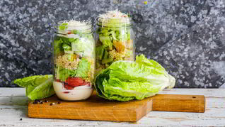 Салат цезарь с киноа в банке