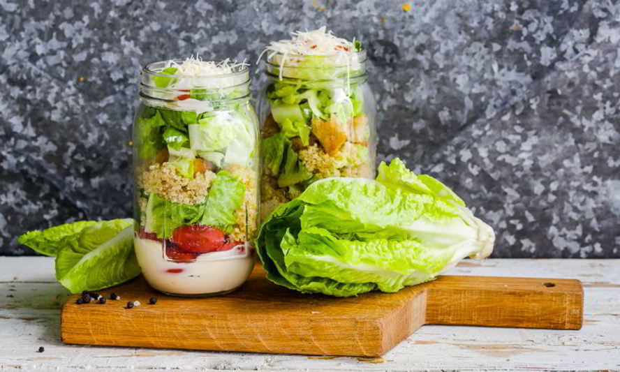 Рецепт салат цезарь с киноа в банке