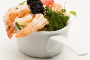 Салат цезарь с креветками и икрой