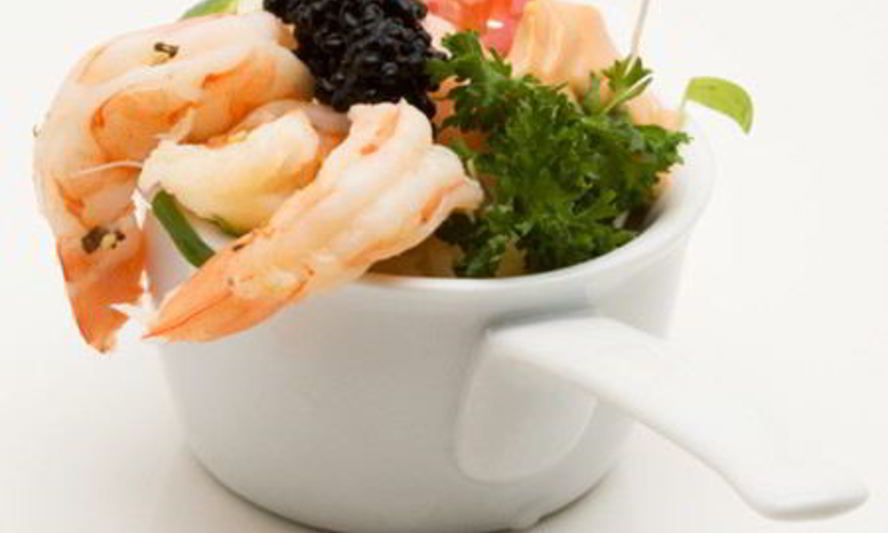 Рецепт салат цезарь с креветками и икрой