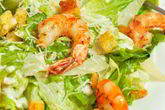 Салат Цезарь с креветками