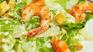 Салат Цезарь с креветками