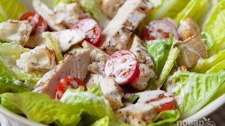 Салат Цезарь с крутонами