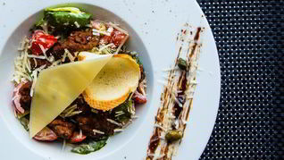 Салат Цезарь с куриной печенью