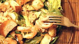 Салат Цезарь с курицей, горчицей и креветками