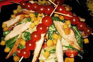 Салат Цезарь с курицей и беконом