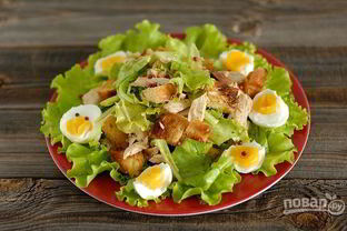 Салат Цезарь с курицей и перепелиными яйцами