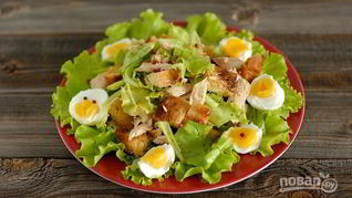 Салат Цезарь с курицей и перепелиными яйцами