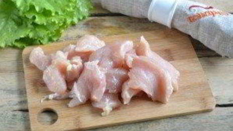 салат цезарь с курицей и сухариками