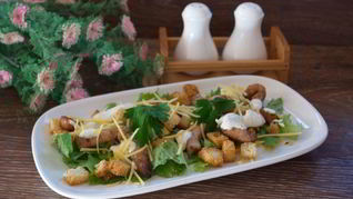 Салат Цезарь с курицей классический