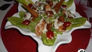 Салат Цезарь с курицей, сухариками и гранатовым соусом