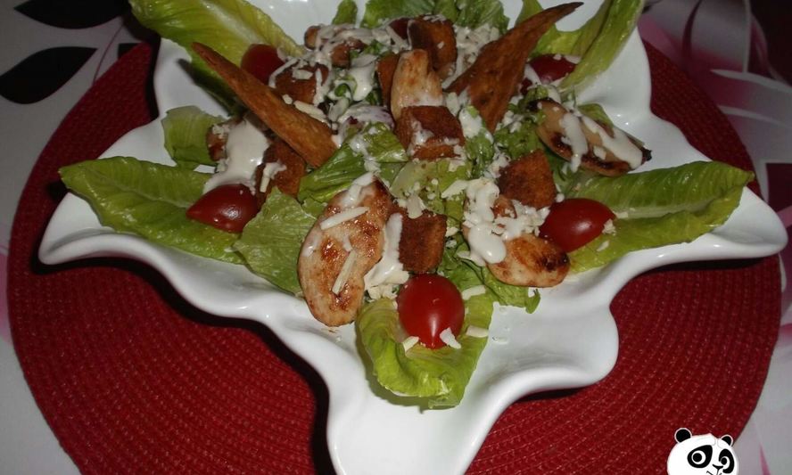 Рецепт салат цезарь с курицей, сухариками и гранатовым соусом