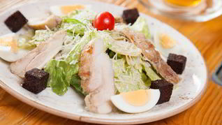 Салат Цезарь с курицей