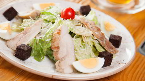 салат цезарь с курицей