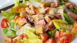 Салат Цезарь с лососем с помидорами черри