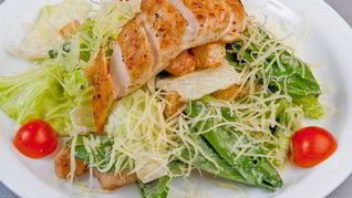 Салат Цезарь с медовым куриным филе