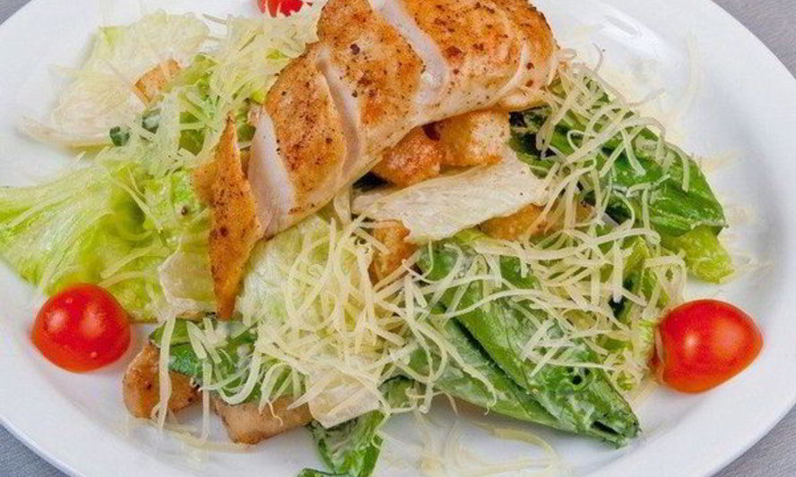 Рецепт салат цезарь с медовым куриным филе