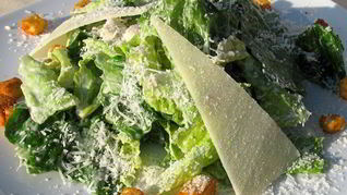 Салат Цезарь с перепелиными яйцами